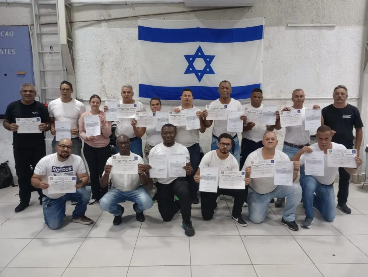 Alunos da UZIL com certificados de conclusão do curso de vigilante