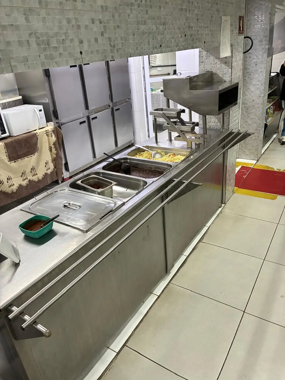 Cozinha industrial e balcão de refeições da UZIL