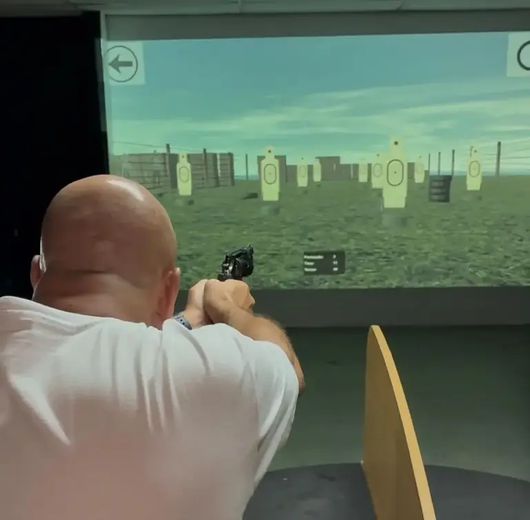 Simulador de tiro virtual utilizado no treinamento dos alunos da UZIL