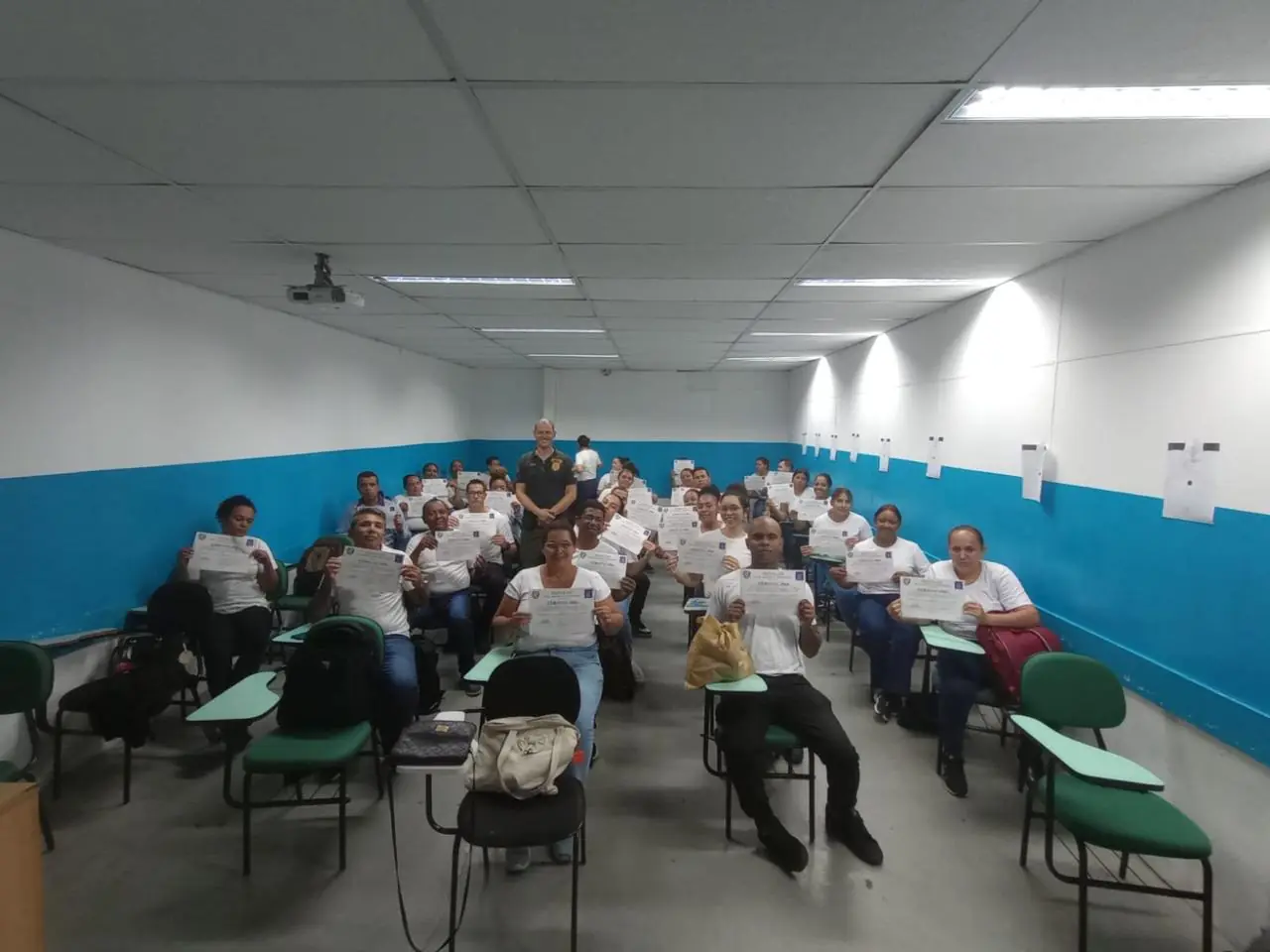 Turma de formação de vigilantes em sala de aula na UZIL São Miguel Paulista